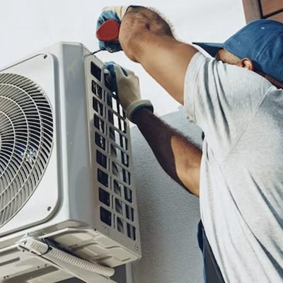 Técnico reparando unidad exterior de aire acondicionado split a domicilio en Buenos Aires