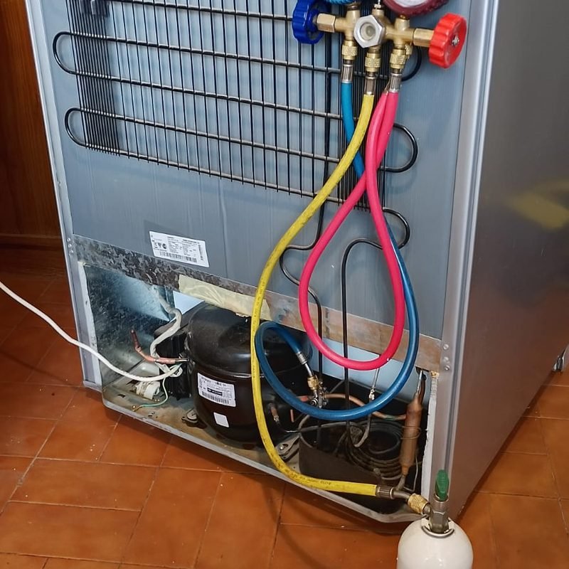 Técnico de Refrigeración Express BA realizando carga de gas a heladera con manifold profesional en CABA